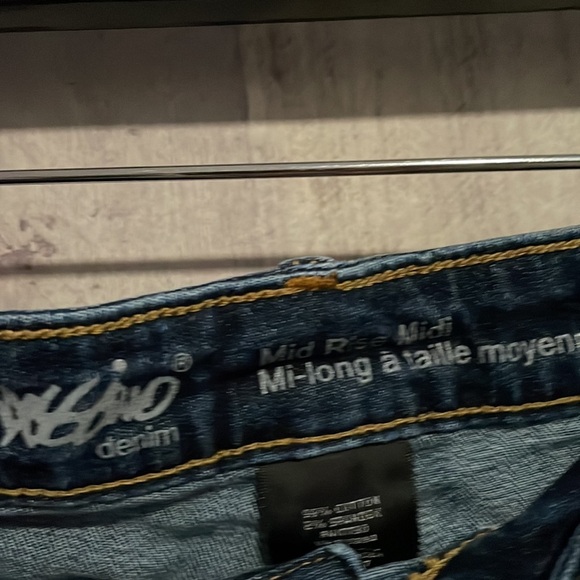 Mossimo Denim Women’ Mid Rise Midi Super Stretch Blue Cutoff Jean Shorts - Picture 4 of 6